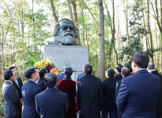El secretario general del PCV, To Lam, y su esposa, junto con una delegación vietnamita de alto rango, rinden homenaje al dirigente del proletariado Karl Marx en su tumba (Foto: VNA) vna-potal-tong-bi-thu-to-lam-vieng-mo-karl-marx-8369994.jpg