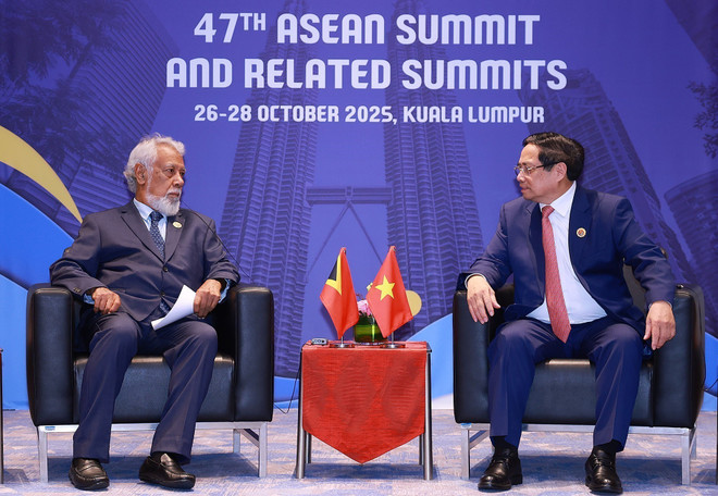 El primer ministro de Vietnam, Pham Minh Chinh, conversa con su homólogo timorense, Xanana Gusmão (Foto: VNA) vna-potal-thu-tuong-pham-minh-chinh-gap-thu-tuong-timor-leste-xanana-gusmao-8369893.jpg