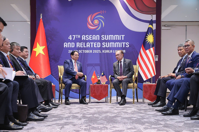 El primer ministro de Vietnam, Pham Minh Chinh, dialoga con su homólogo de Malasia, Anwar Ibrahim. (Foto: VNA) vna-potal-thu-tuong-pham-minh-chinh-gap-thu-tuong-malaysia-8369382.jpg