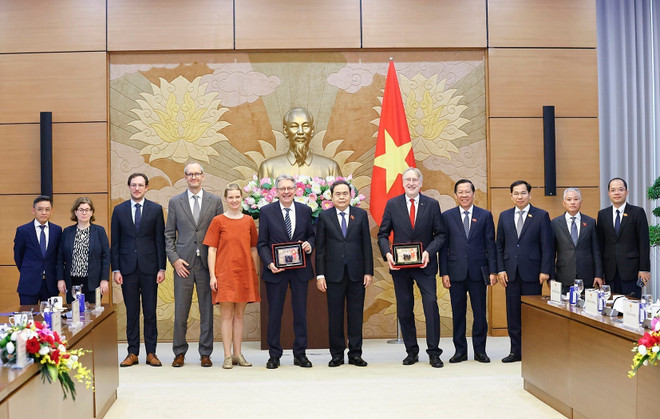 El presidente de la Asamblea Nacional de Vietnam, Tran Thanh Man, y los delegados (Foto: VNA) vna-potal-chu-tich-quoc-hoi-tran-thanh-man-tiep-doan-dai-bieu-dang-dan-chu-xa-hoi-duc-spd-8369930.jpg