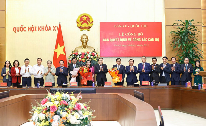 En la ceremonia de entrega de las decisiones (Foto: VNA) vna-potal-chu-tich-quoc-hoi-tran-thanh-man-trao-cac-quyet-dinh-ve-cong-tac-nhan-su-8370183.jpg