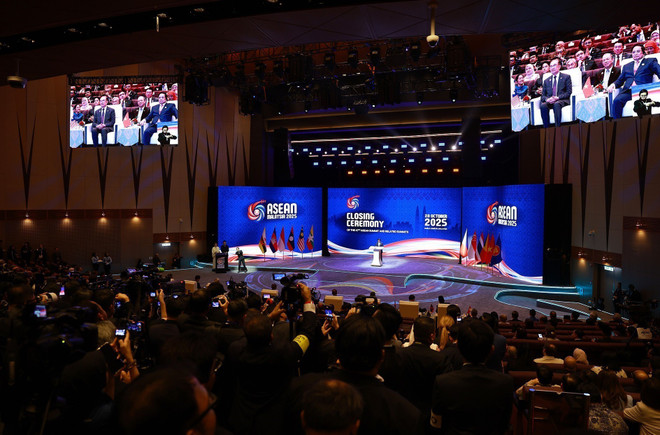 En el acto de clausura de la 47.ª Cumbre de la ASEAN y de las reuniones relacionadas (Foto: VNA) vna-potal-be-mac-hoi-nghi-cap-cao-asean-lan-thu-47-8369977.jpg