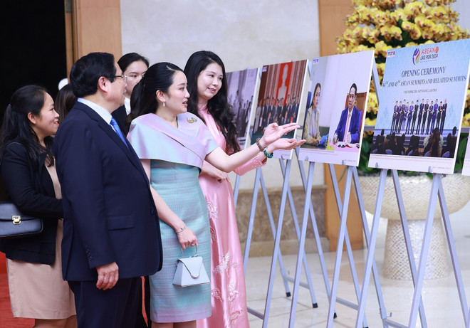 Los dos dirigentes visitan la exposición fotográfica sobre la cooperación entre ambos países, organizada por la Agencia Vietnamita de Noticias. (Foto: VNA) vna-potal-hai-thu-tuong-viet-nam-va-thai-lan-tham-quan-trung-bay-anh-va-cac-san-pham-thu-cong-my-nghe-8034561.jpg