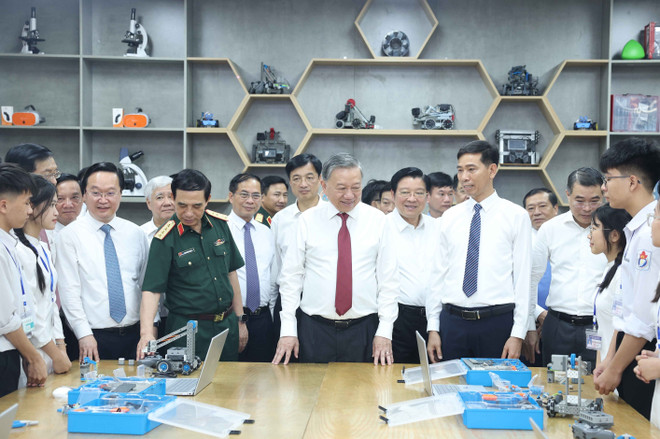 El secretario general del Partido Comunista de Vietnam, To Lam, dona una sala de clase STEM a la Escuela Secundaria Kim Lien (Foto: VNA) vna-potal-tong-bi-thu-to-lam-tang-phong-hoc-stem-cho-truong-thpt-kim-lien-8034299.jpg