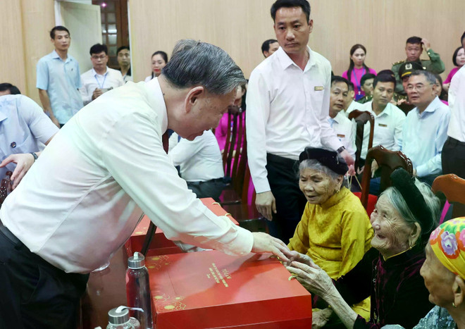 El secretario general To Lam entrega obsequios a las personas con méritos revolucionarios y beneficiarias de políticas sociales (Foto: VNA) vna-potal-tong-bi-thu-to-lam-tang-qua-cho-nguoi-co-cong-gia-dinh-chinh-sach.jpg