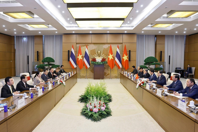 Panorama de la reunión (Foto: VNA) vna-potal-chu-tich-quoc-hoi-tran-thanh-man-hoi-kien-thu-tuong-thai-lan-8034123.jpg