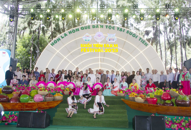 Ciudad Ho Chi Minh fomenta lazos amistosos con amigos internacionales a través de la cultura y las artes (Foto: VNA) vna-potal-tp-ho-chi-minh-chuong-trinh-giao-luu-huu-nghi-nam-2025-8093210.jpg