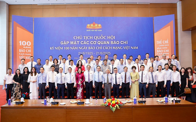 El presidente de la Asamblea Nacional, Tran Thanh Man, y los directivos de agencias de comunicación con motivo del centenario del Día de la Prensa Revolucionaria de Vietnam. (Foto: VNA) vna-potal-chu-tich-quoc-hoi-gap-mat-lanh-dao-cac-co-quan-bao-chi-8093006.jpg