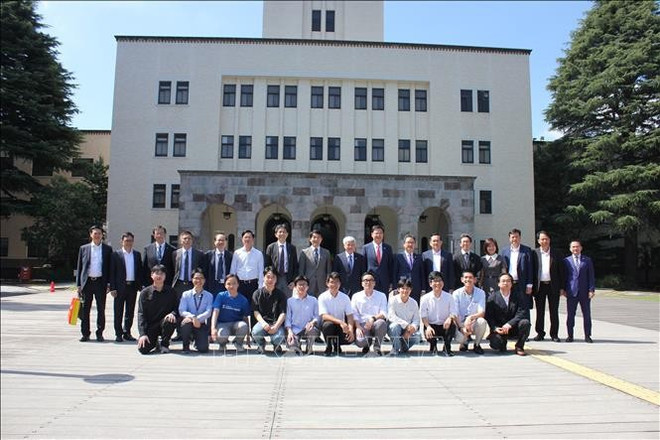 El presidente del Frente de la Patria de Vietnam, Do Van Chien, se reúne con los jóvenes vietnamitas que estudian en la Universidad de Ciencias de Tokio (Foto: VNA) uuid0bd41ac3-93ee-4b5c-bbb6-cb7ee625a859code001library1type1mode1loctruecaptrue.jpg