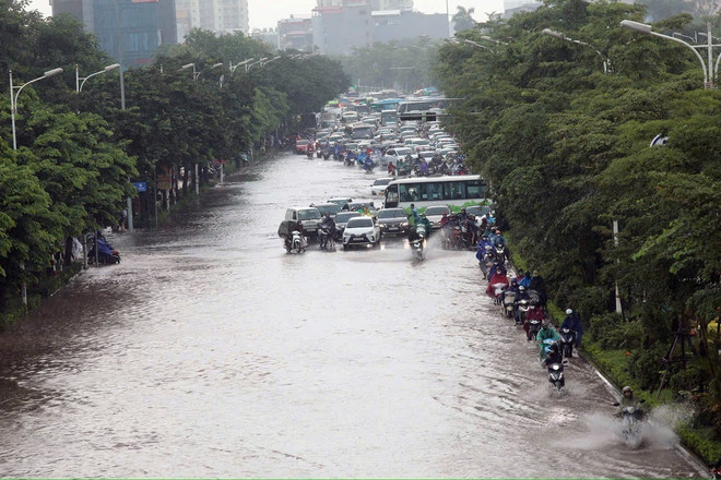 Inundaciones en una calle en Hanoi (Foto: VNA) vna-potal-mua-trang-troi-ha-noi-ngap-khap-noi-8234888.jpg
