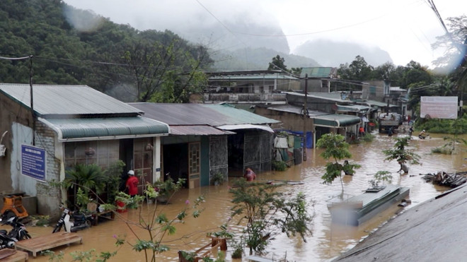 Las autoridades han evacuado a los pobladores para evitar las inundaciones (Foto: VNA) vna-potal-thanh-hoa-khan-truong-khac-phuc-hau-qua-mua-lu-8236437.jpg