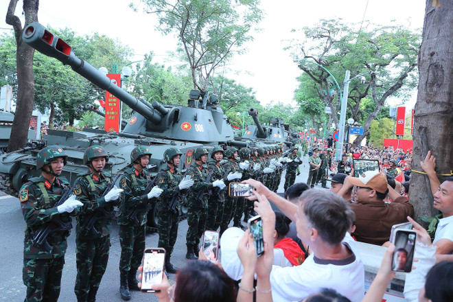 Los soldados interactúan con la gente antes del segundo ensayo general del desfile militar, el 25 de agosto de 2025. (Foto: VNA) vna-potal-a80-tham-duom-tinh-quan-dan-8231691.jpg