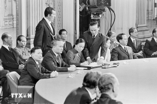 La ministra de Relaciones Exteriores del Gobierno Revolucionario Provisional de la República de Vietnam del Sur, Nguyen Thi Binh, firma el Acuerdo para el Fin de la Guerra y el Restablecimiento de la Paz en Vietnam (Acuerdos de Paz de París) el 27 de enero de 1973 en París, Francia. (Foto: VNA) hiep-dinh-paris.jpg