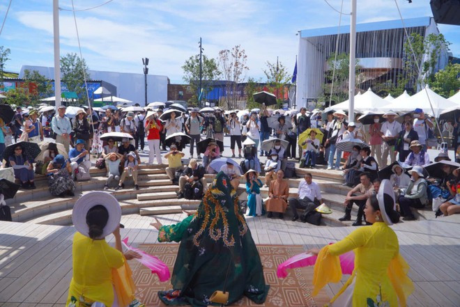 Numerosos espectadores desafiaron el fuerte sol para presenciar la recreación de una parte del patrimonio cultural inmaterial de Vietnam. (Foto: Vietnam+) 964449dc885f0001594e4.jpg