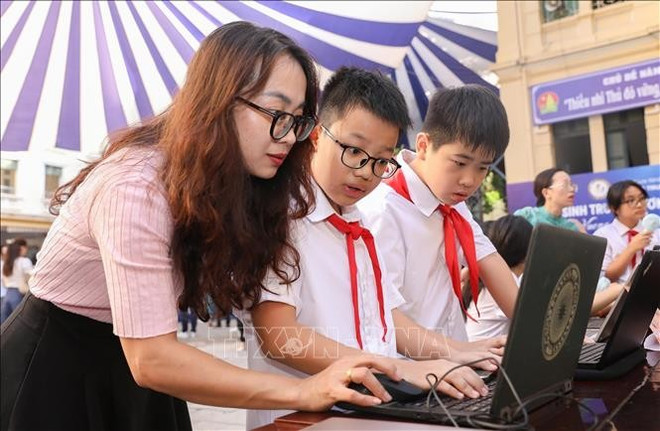 Estudiantes vietnamitas adquieren conocimientos informáticos en la escuela (Foto: VNA) uuid0210ff6f-b323-4f6d-8f1c-05612bee5bc2code001library1type1mode1loctruecaptrue.jpg