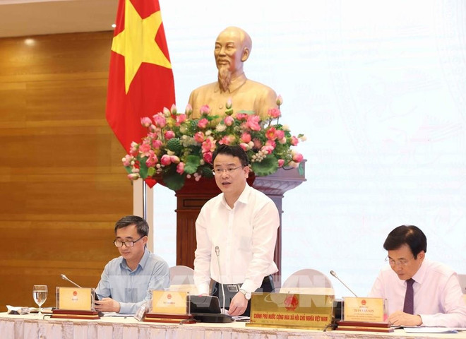 Tran Quoc Phuong, viceministro de Finanzas de Vietnam, intervienve en la rueda de presa (Foto: VNA) 181751-hop-bao-chinh-phu-thuong-ky-thang-4-2025-1.jpg