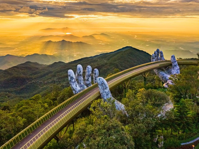 Puente Dorado, uno de los símbolos turísticos de Vietnam, en Sun World Ba Na Hills (Foto: Sun Group) da-nang-golden-bridge-at-ba-na-hillsjpg.jpg
