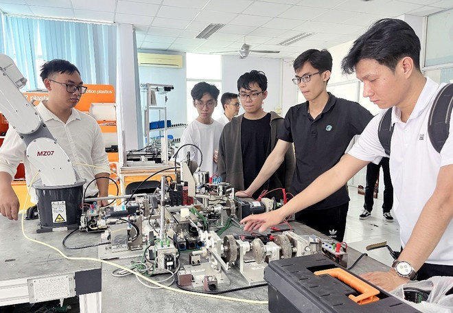 Estudiantes realizan sus investigaciones en el Centro de Formación del Parque de Alta Tecnología de Ciudad Ho Chi Minh (Foto: VNA) ban-dan-1.jpg