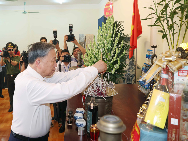 El secretario general del PCV, To Lam, ofrece incienso en conmemoración de los héroes y mártires de guerra en el Centro de Enfermería para Inválidos de Guerra Thuan Thanh, en el distrito de Ninh Xa, provincia de Bac Ninh, el 15 de julio, en vísperas del 78.º aniversario del Día de los Inválidos de Guerra y Mártires (27 de julio de 1947-2025). (Foto: VNA) vna-potal-tong-bi-thu-to-lam-tham-trung-tam-dieu-duong-thuong-binh-thuan-thanh-8150351.jpg