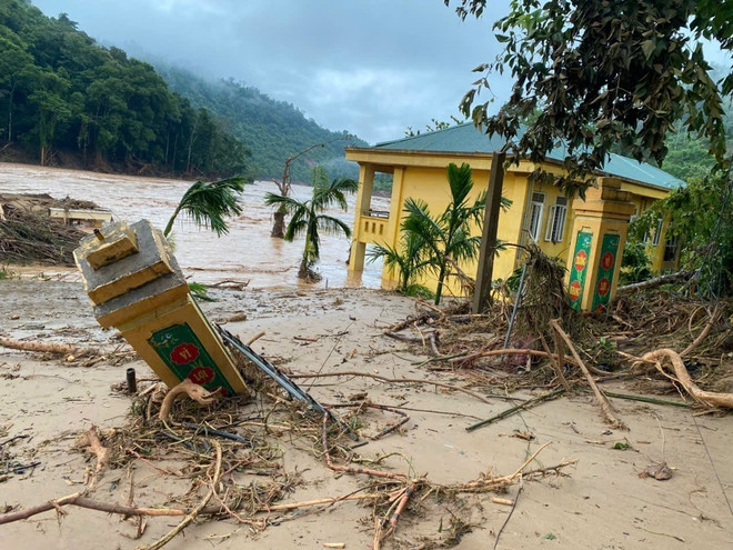 La escuela primaria Bac Ly 2, provincia de Nghe An, sufrió graves daños debido a las fuertes lluvias e inundaciones. (Foto: VNA) vna-potal-nhieu-truong-hoc-o-nghe-an-bi-lu-cuon-ngap-chim-trong-nuoc-8166980.jpg