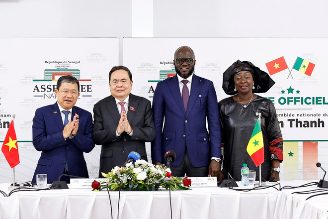 Ambos dirigentes presencian el establecimiento del Grupo de Parlamentarios de Amistad Vietnam-Senegal (Foto: VNA) vna-potal-chu-tich-quoc-hoi-tran-thanh-man-hoi-dam-voi-chu-tich-quoc-hoi-senegal-8167448.jpg