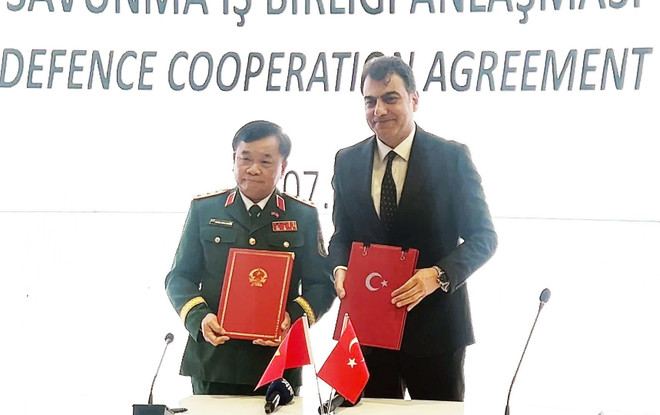 En la firma de un memorando de entendimiento sobre cooperación en materia de defensa entre ambos ministerios (Foto: VNA) vna-potal-viet-nam-va-tho-nhi-ky-ky-thoa-thuan-hop-tac-quoc-phong-8166893.jpg