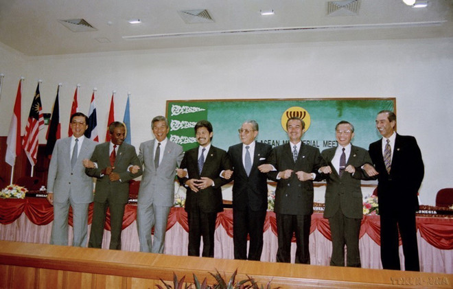 El ministro de Relaciones Exteriores, Nguyen Manh Cam (segundo, desde la derecha), el secretario general de la ASEAN y los ministros de Relaciones Exteriores de la ASEAN en la reunión para admitir a Vietnam como séptimo miembro oficial de la agrupación, el 28 de julio de 1995, en Bandar Seri Begawan, la capital de Brunéi. (Foto: VNA) asean.jpg