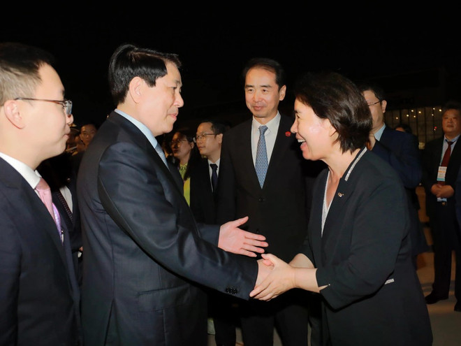 Los delegados despiden al presidente Luong Cuong en el aeropuerto de Beijing. (Foto: VNA) vnapotalchutichnuocketthucchuyenthamdulekyniem80namchienthangphatxitcuanhandanthegioitaitrungquoc8256817jpg-1757028768604.jpg