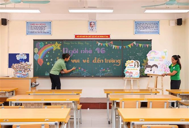 Las maestras decoran una aula para recibir a los alumnos (Foto: VNA) khai-giang-1.jpg