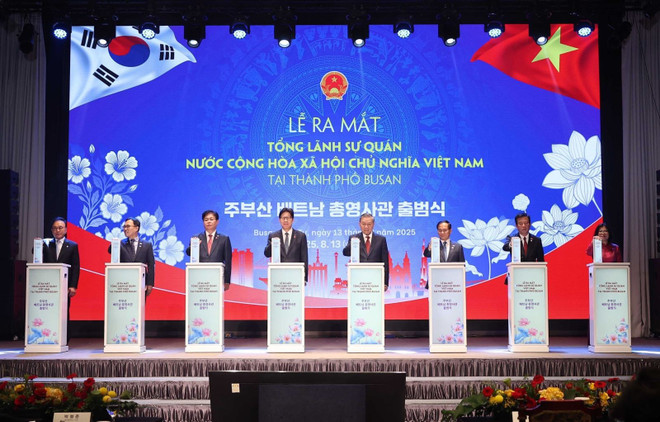 El secretario general del Partido Comunista de Vietnam, To Lam, (cuarto desde la derecha) y los delegados asisten a la ceremonia de inauguración del Consulado General de Vietnam en la ciudad de Busan, Corea del Sur, el 13 de agosto de 2025. (Foto: VNA) busan-10.jpg