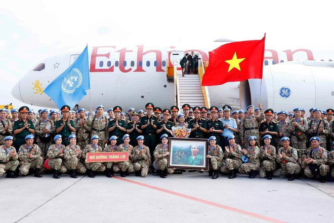 El segundo equipo de ingenieros militares parte hacia la misión de mantenimiento de la paz de la ONU en la región de Abyei. (Foto: VNA) gin-giu-hoa-binh2-8982.jpg