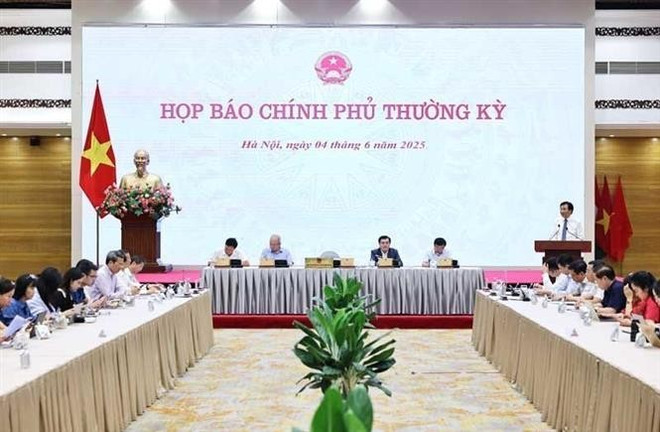 Panorama de la reunión (Foto: VNA) vna-potal-hop-bao-chinh-phu-thuong-ky-thang-5-nam-2025-8072723.jpg