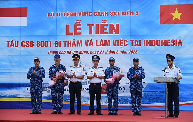 Ceremonia de despedida de la tripulación antes de la partida (Foto: VNA) thu-truong-bo-tu-lenh-vung-canh-sat-bien-3-tang-hoa-cho-dai-dien-doan-cong-tac-truoc-khi-len-duong-thuc-hien-nhiem-vu-tai-indonesia.jpg