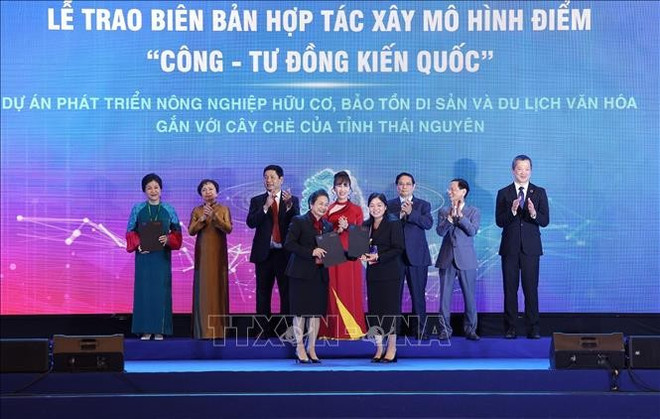 El primer ministro Pham Minh Chinh presencia la ceremonia de firma para la adopción del modelo piloto público-privado de construcción nacional. (Foto: VNA) le-ky.jpg