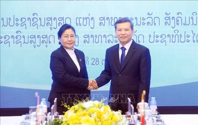 vna-potal-chanh-an-toa-an-nhan-dan-toi-cao-le-minh-tri-hoi-dam-voi-chanh-an-toa-an-nhan-dan-toi-cao-lao-stand-1.jpg