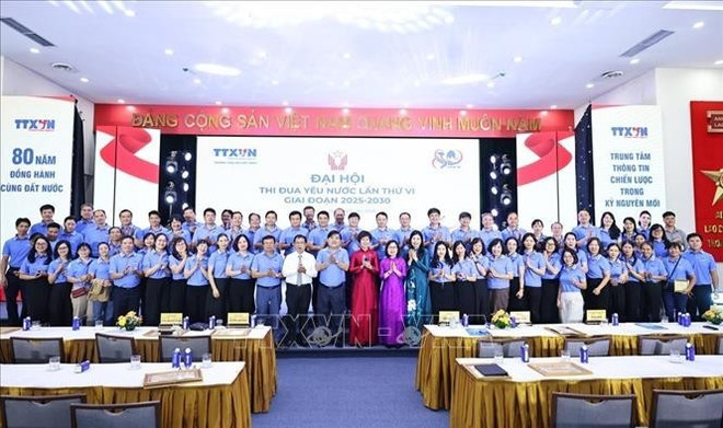 La directora general de la VNA, Vu Viet Trang, quien también preside el Consejo de Emulación y Recompensa de la agencia, y los delegados posan para una foto grupal. (Foto: VNA) vu-viet-trang-1.jpg
