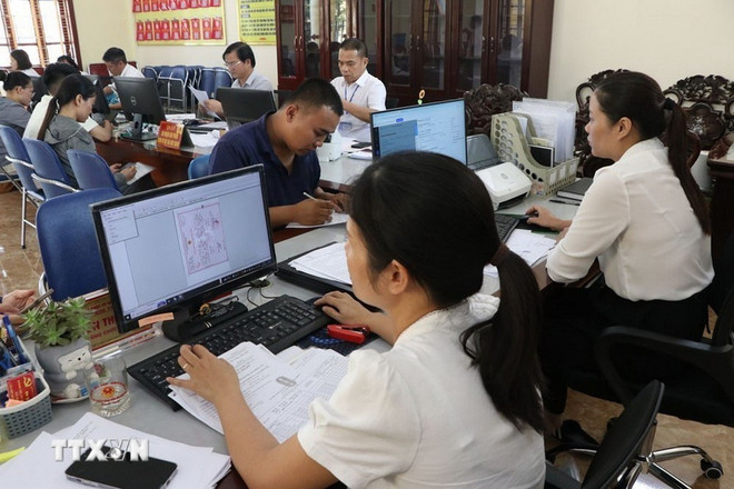 En el Centro de Servicios de Administración Pública de la comuna de Kim Thanh, ciudad de Hai Phong (Foto: VNA) thu-tuc-hanh-chinh-2.jpg