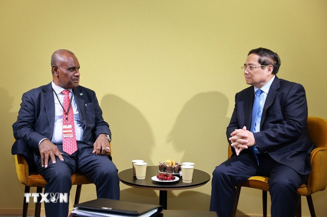 Ambos líderes coincidieron en fortalecer las relaciones bilaterales en diversos sectores (Foto: VNA) thu-tuong-pham-minh-chinh-gap-thu-tuong-quan-dao-solomon-jeremiah-manele-08-2.jpg