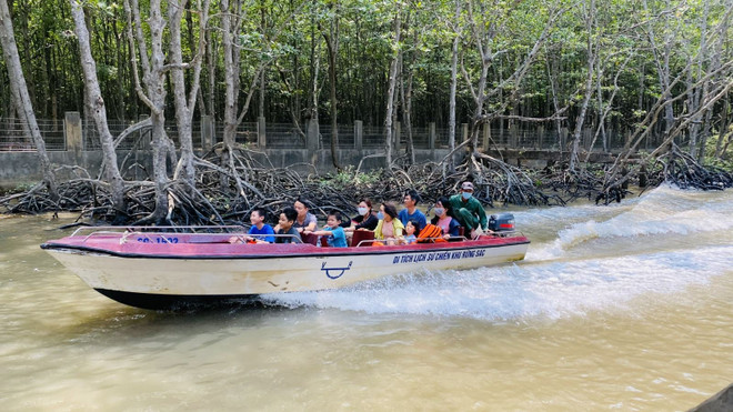 Turistas experimentan uno de los destinos turísticos verdes y sostenibles de Ciudad Ho Chi Minh (Foto: VNA) dulich11.jpg