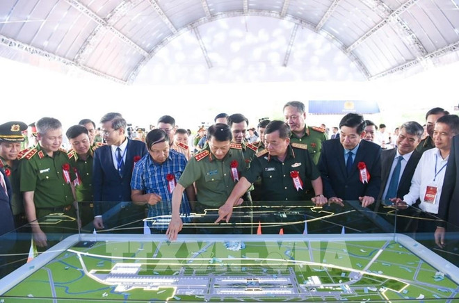 Los delegados observan el esquema del aeropuerto (Foto: VNA) 124447-xay-dung-cang-hang-khong-quoc-te-gia-binh-tro-thanh-mot-trong-muoi-san-bay-dep-va-than-thien-nhat-the-gioi.jpg