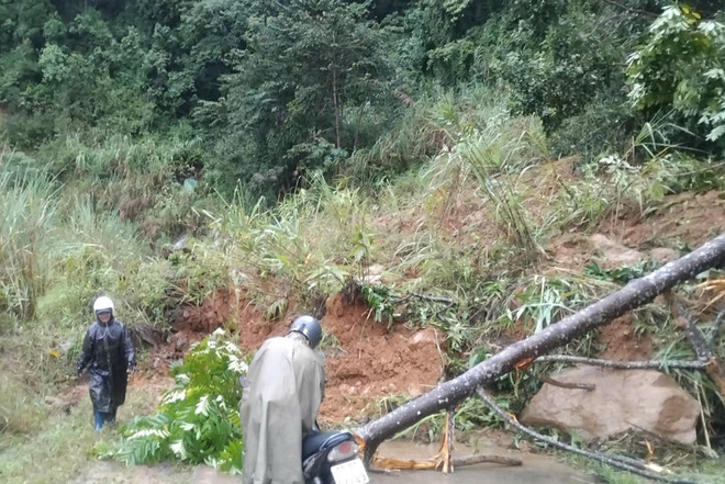 Se produjo un deslizamiento de tierra en la comuna de Mo Rai, provincia de Quang Ngai, el 22 de septiembre. (Foto: VNA) vna-potal-quang-ngai-tinh-lo-674-tiep-tuc-bi-sat-lo-8291936.jpg