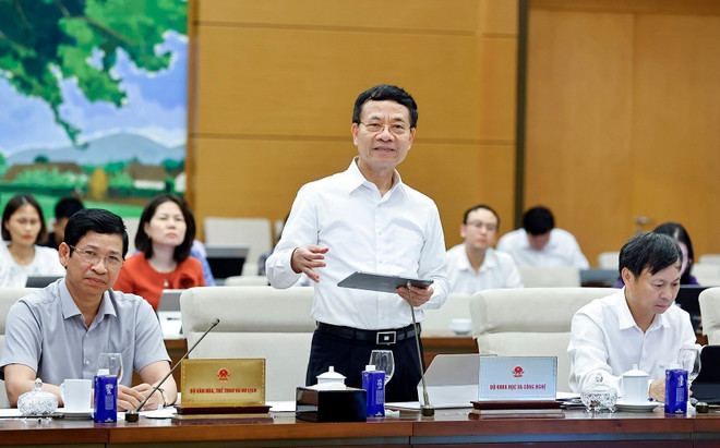 El ministro de Ciencia y Tecnología, Nguyen Manh Hung, interviene en la cita (Foto: VNA) vna-potal-ubtv-quoc-hoi-cho-y-kien-ve-du-an-luat-an-ninh-mang-8291982.jpg
