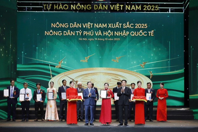 El presidente Luong Cuong y un representante de la Asociación de Agricultores de Vietnam entregan certificados a agricultores destacados en el evento. (Foto: danviet.vn) ctn-trao.jpg