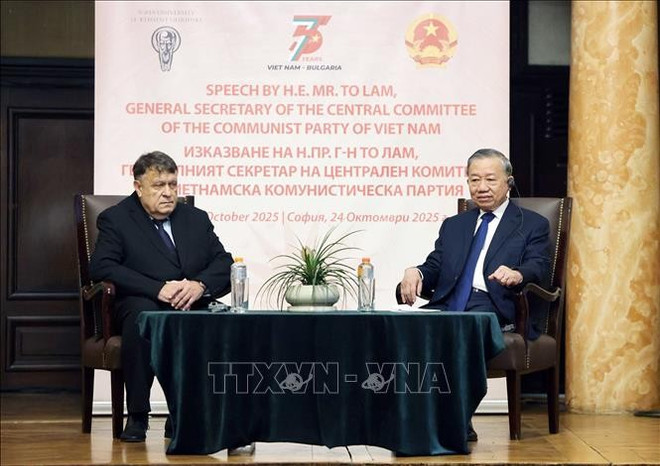 El secretario general del Partido Comunista de Vietnam, To Lam (derecha), en la Universidad de Sofía (Foto: VNA) dai-hoc-sofia.jpg