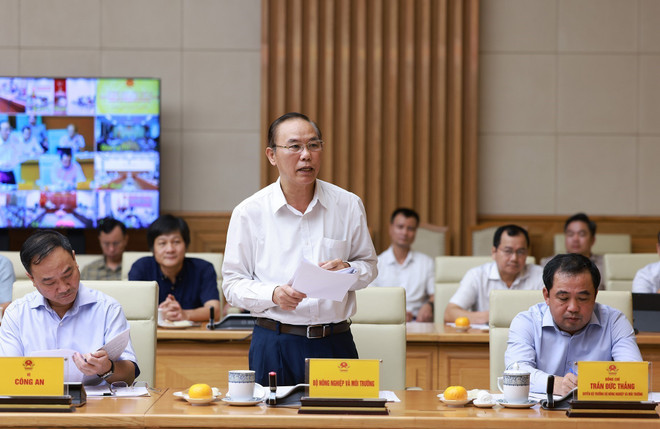 Phung Duc Tien, viceministro de Agricultura y Medio Ambiente, informa sobre el manejo de las violaciones en la explotación de productos del mar. (Foto: VNA) vna-potal-thu-tuong-chu-tri-phien-hop-lan-thu-16-cua-ban-chi-dao-quoc-gia-ve-chong-khai-thac-hai-san-bat-hop-phap-8322933.jpg