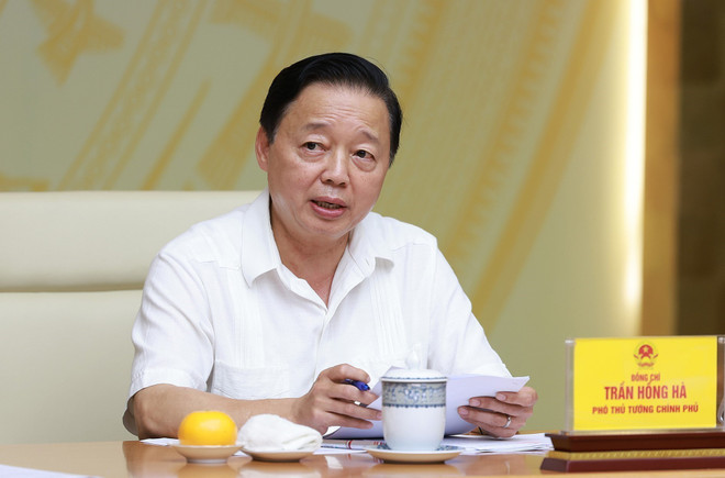 El viceprimer ministro Tran Hong Ha, jefe Comité Directivo Nacional para la lucha contra la pesca IUU, interviene en la cita (Foto: VNA) vna-potal-thu-tuong-chu-tri-phien-hop-lan-thu-16-cua-ban-chi-dao-quoc-gia-ve-chong-khai-thac-hai-san-bat-hop-phap-8322936.jpg