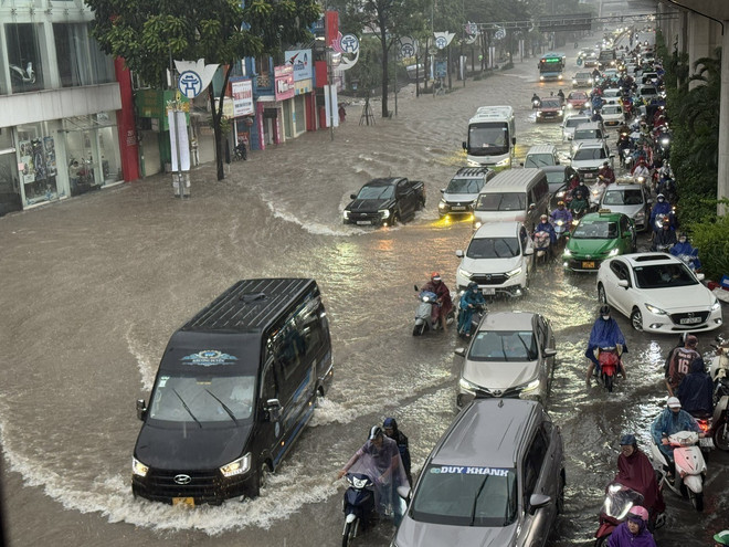 Las inundaciones obligan a los vehículos a agruparse, lo que provoca graves congestiones de tráfico en Hanoi. (Foto: VNA) vna-potal-mua-lon-tai-ha-noi-nhieu-tuyen-pho-ngap-sau-8321604.jpg
