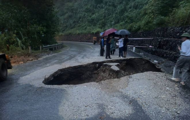 Un socavón en la provincia de Thai Nguyen cubre una superficie estimada de unos 50 metros cuadrados y tiene entre 8 y 10 metros de profundidad, dejando solo 1,5 metros de carretera intactos. Las lluvias torrenciales han dañado la infraestructura de transporte local. (Foto: VNA) vna-potal-thai-nguyen-xuat-hien-ho-sut-lun-tren-quoc-lo-3b-8321743-1.jpg