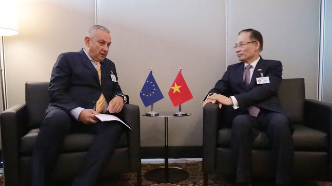 El miembro del Comité Central del Partido Comunista de Vietnam y ministro interino de Relaciones Exteriores, Le Hoai Trung, dialoga con el Comisario Europeo para las Asociaciones Internacionales, Jozef Sikela (Foto: VNA) vna-potal-quyen-bo-truong-ngoai-giao-le-hoai-trung-gap-cac-ngoai-truong-nga-dan-mach-cyprus-va-venezuela-8295465.jpg