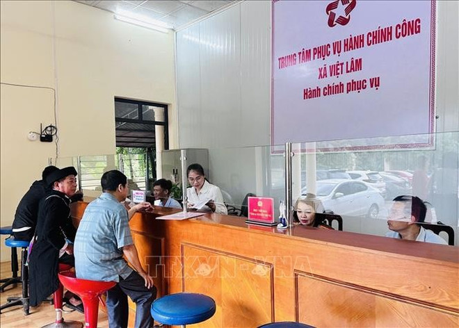 En un centro de servicios administrativos públicos en la provincia de Tuyen Quang (Foto: VNA) tuyen-quang-270925.jpg